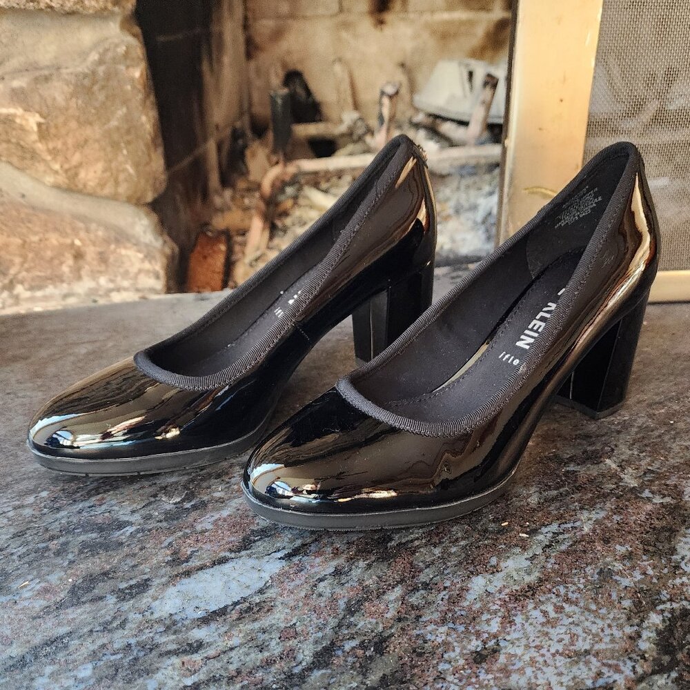 Anne Klein Black Pantent Leather Castana Round Toe Block Heel Pumps Size 7M